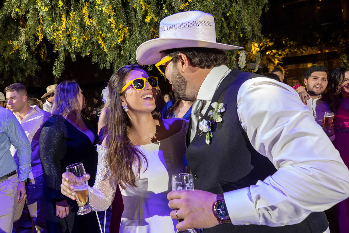noivos com óculos escuro em festa de casamento