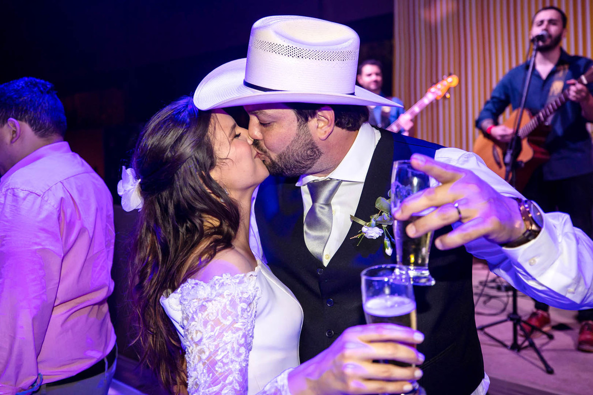 beijo dos noivos em festa de casamento