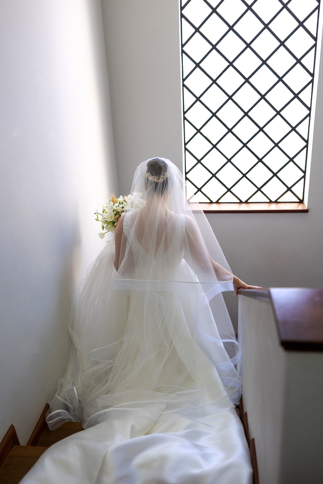 noiva descendo as escadas para ir até o seu casamento