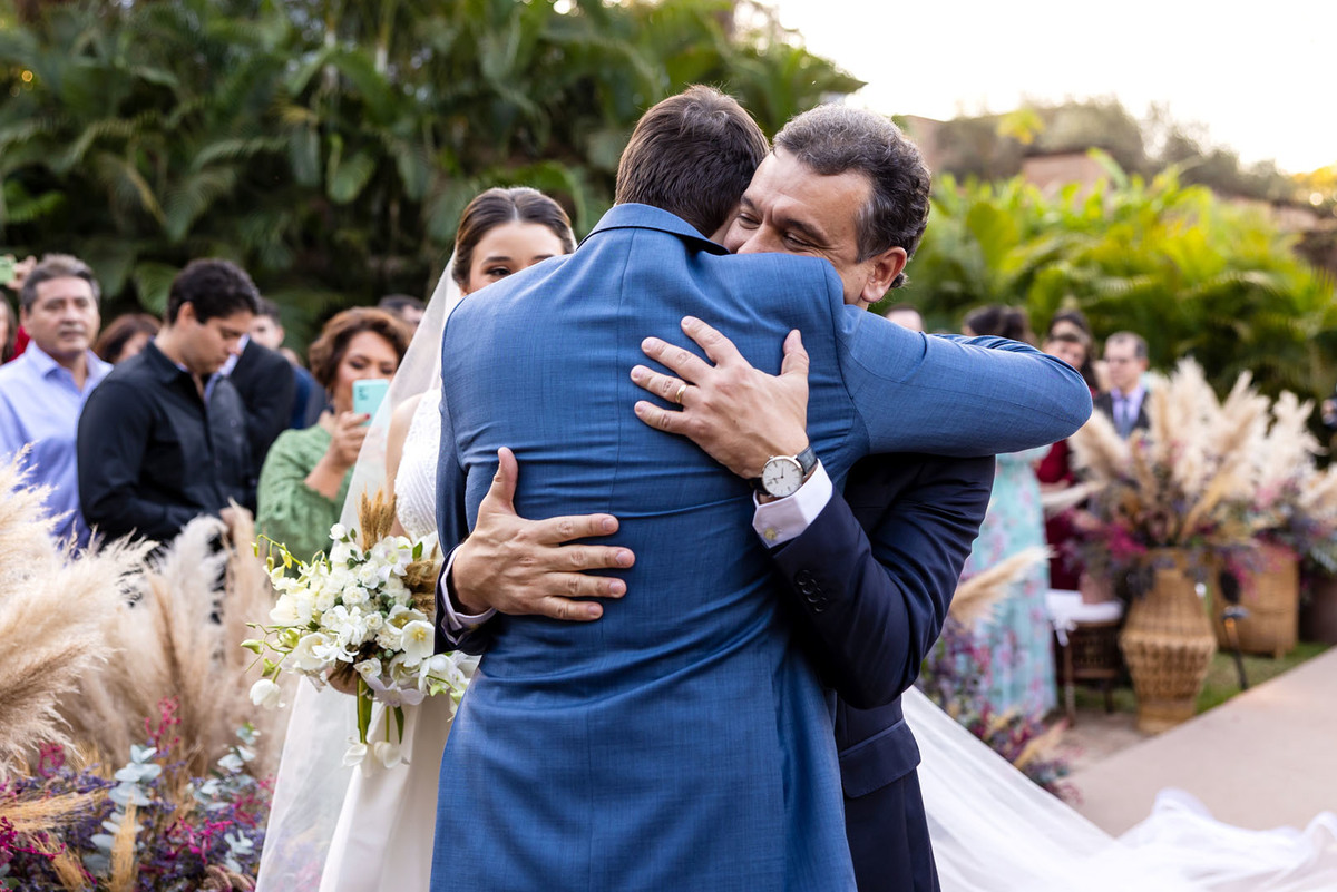 abraço do pai da noiva no noivo