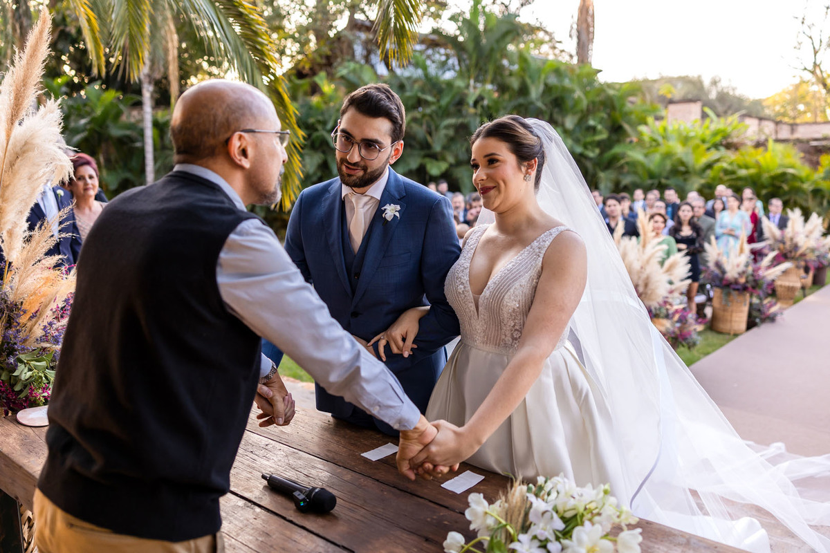 noivos no altar na casa de campo em ribeirão preto sp
