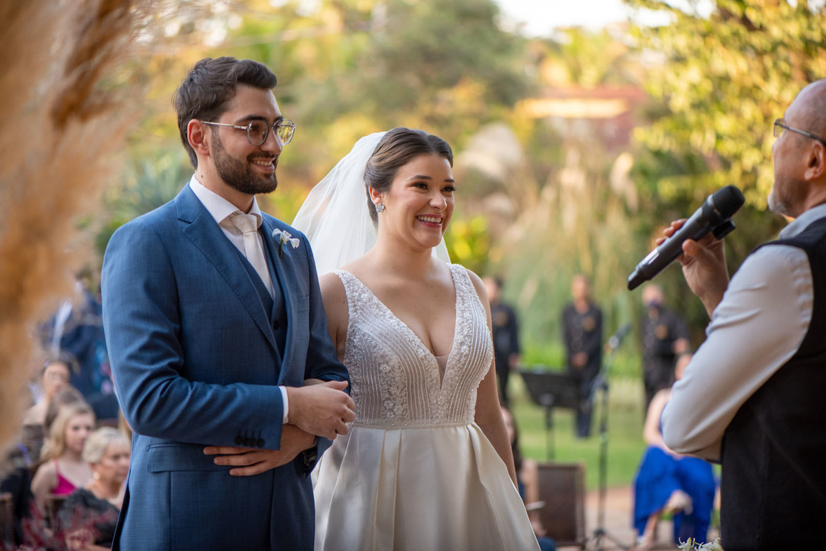 noivos felizes no casamento