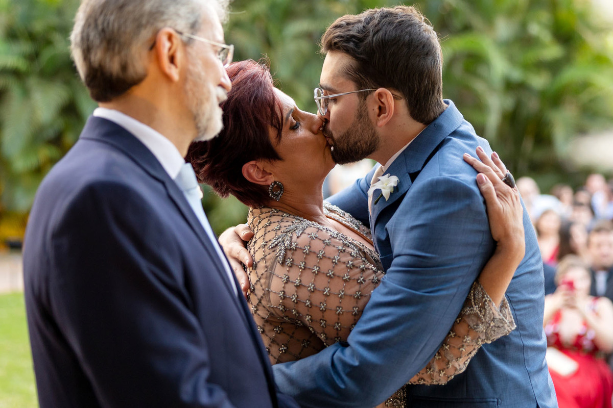 beijo da mae do noivo