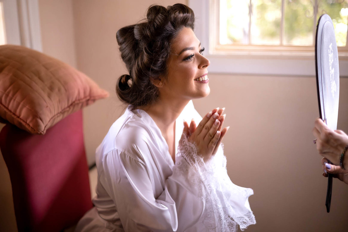 noiva feliz vendo o makeup