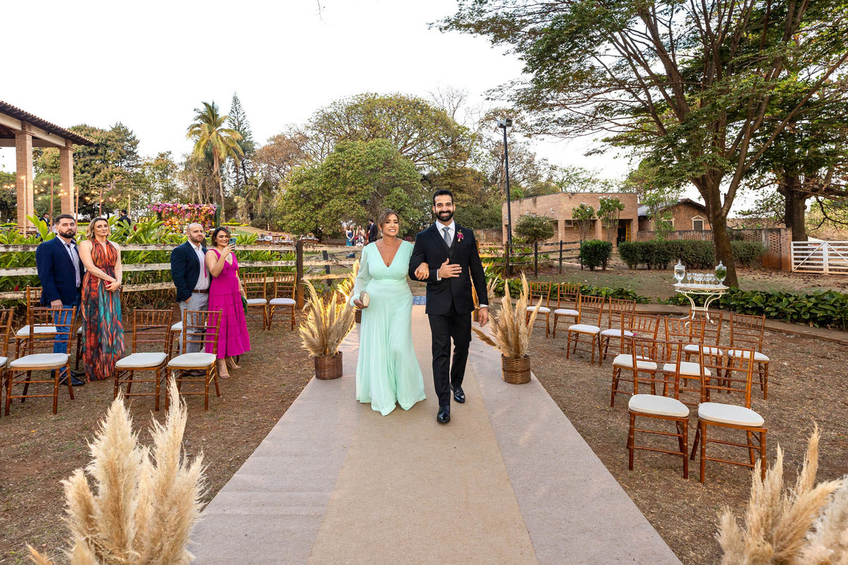 noivo entrando com sua mae Chácara Dona Amélia – Uberaba/MG