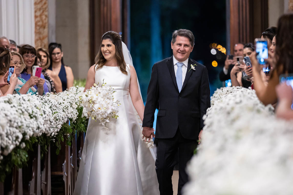 noiva entrando na igreja matriz de mococa sp