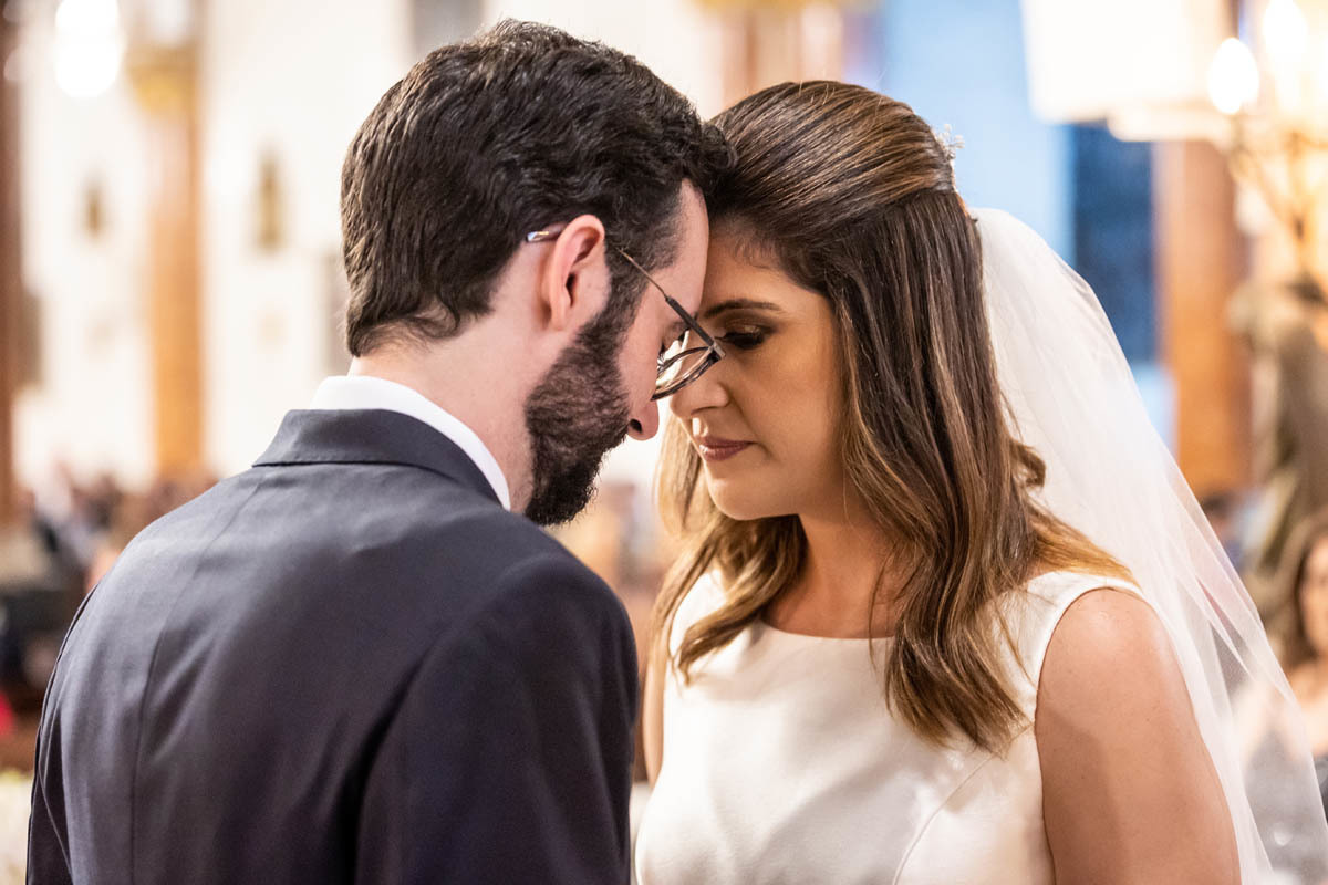 noivos na igreja de mococa fotografia de casamento