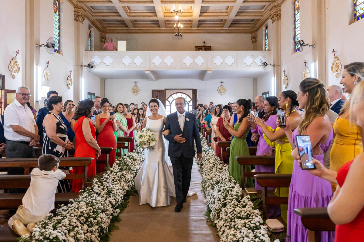 noiva eintrando capela estigmatinos