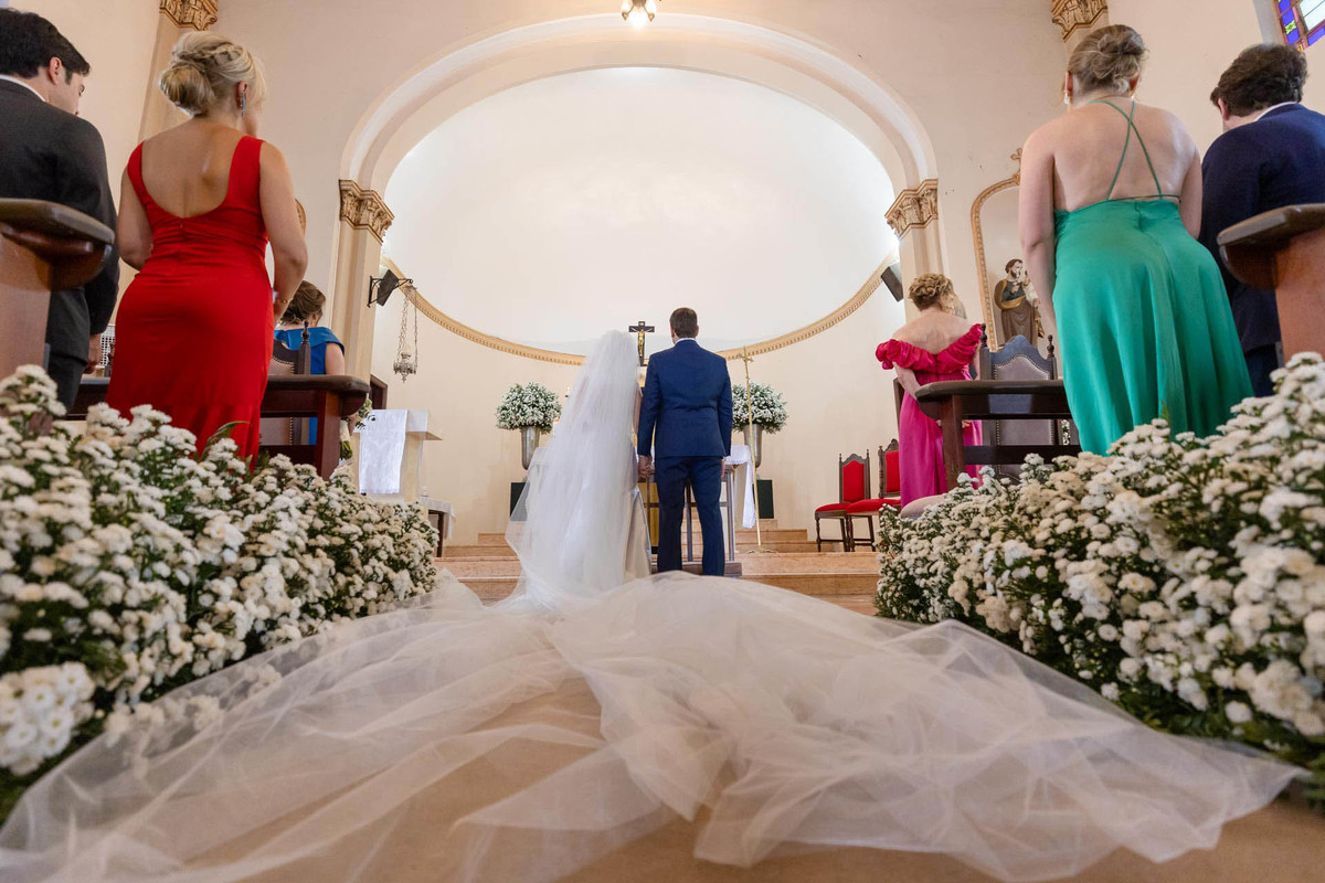 noivos no altar capela estgmatinos