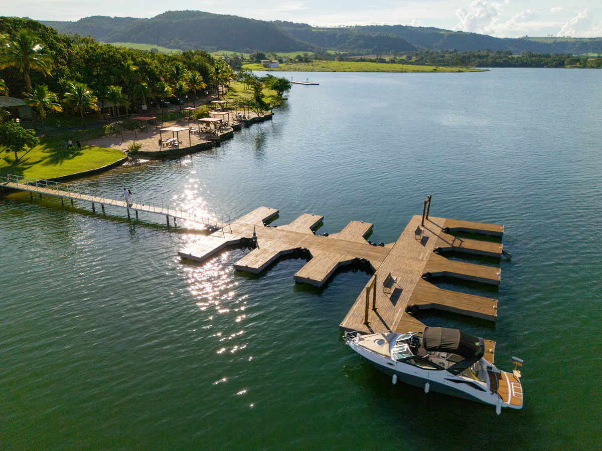 ensaio fotografico pre wedding de casal no pier do condominio em rifaina sp