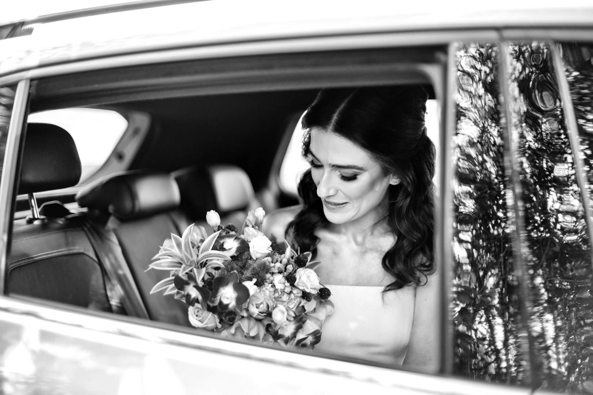 noiva no carro aguardando a sua entrada