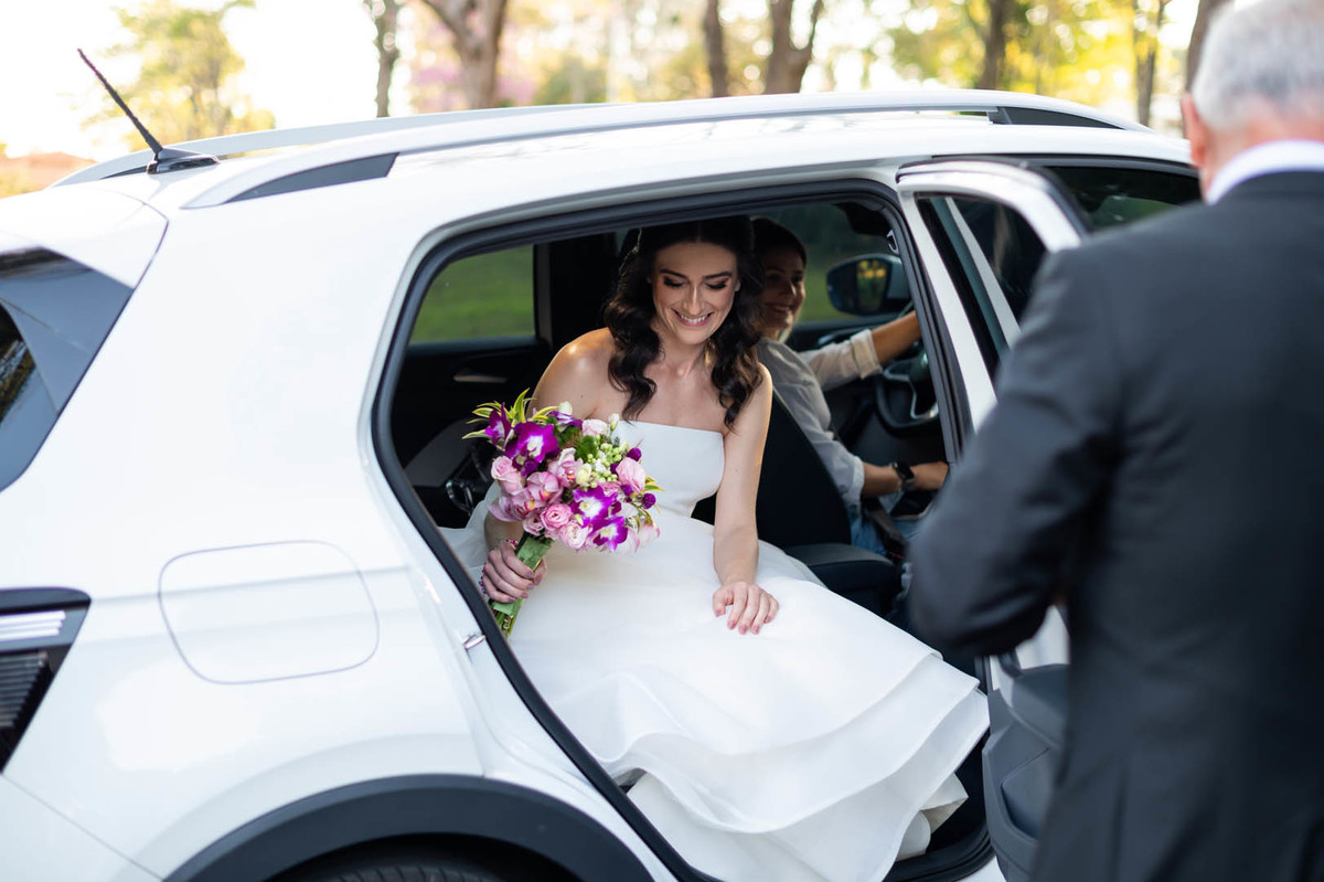noiva no carro aguardando a sua entrada