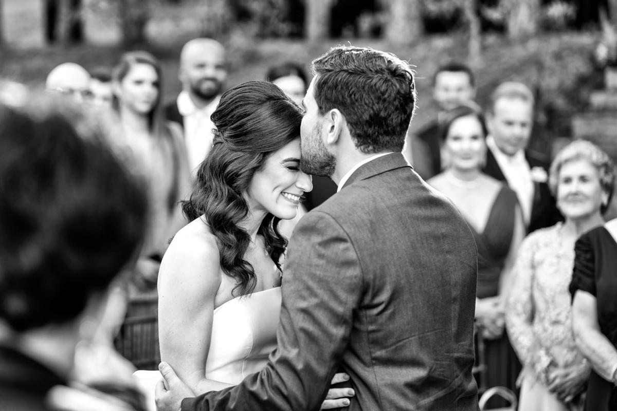 beijo na testa da noiva