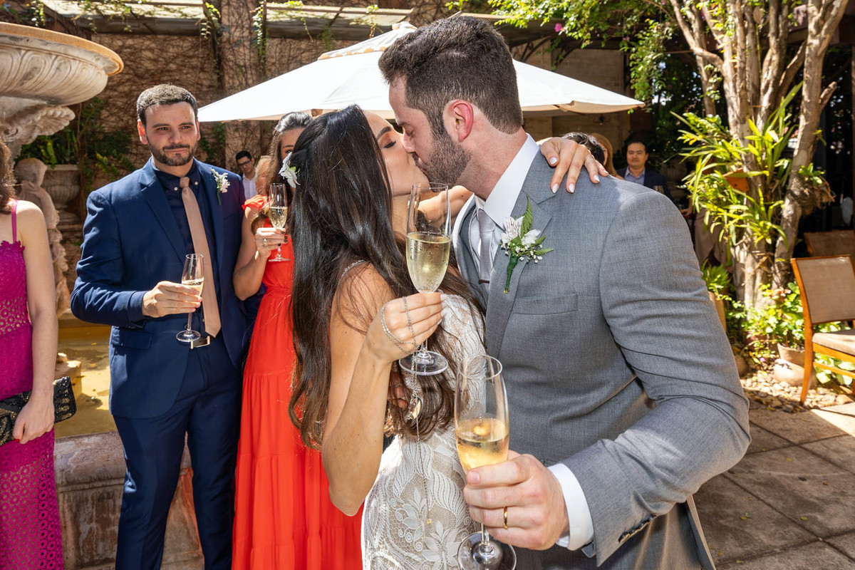 beijo noivos amici ristorante