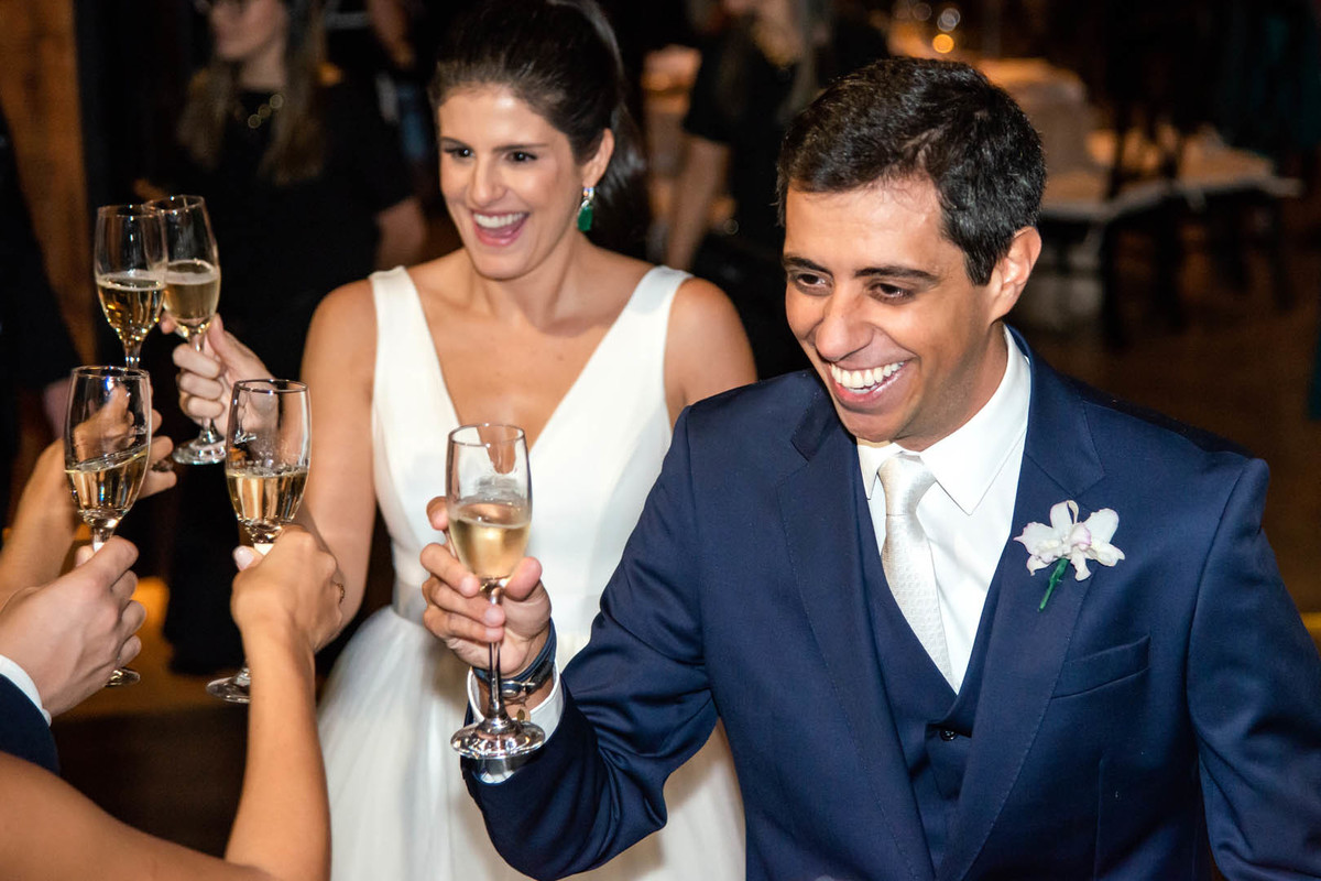 noivos brindando, fotógrafo de casamento ribeirao preto