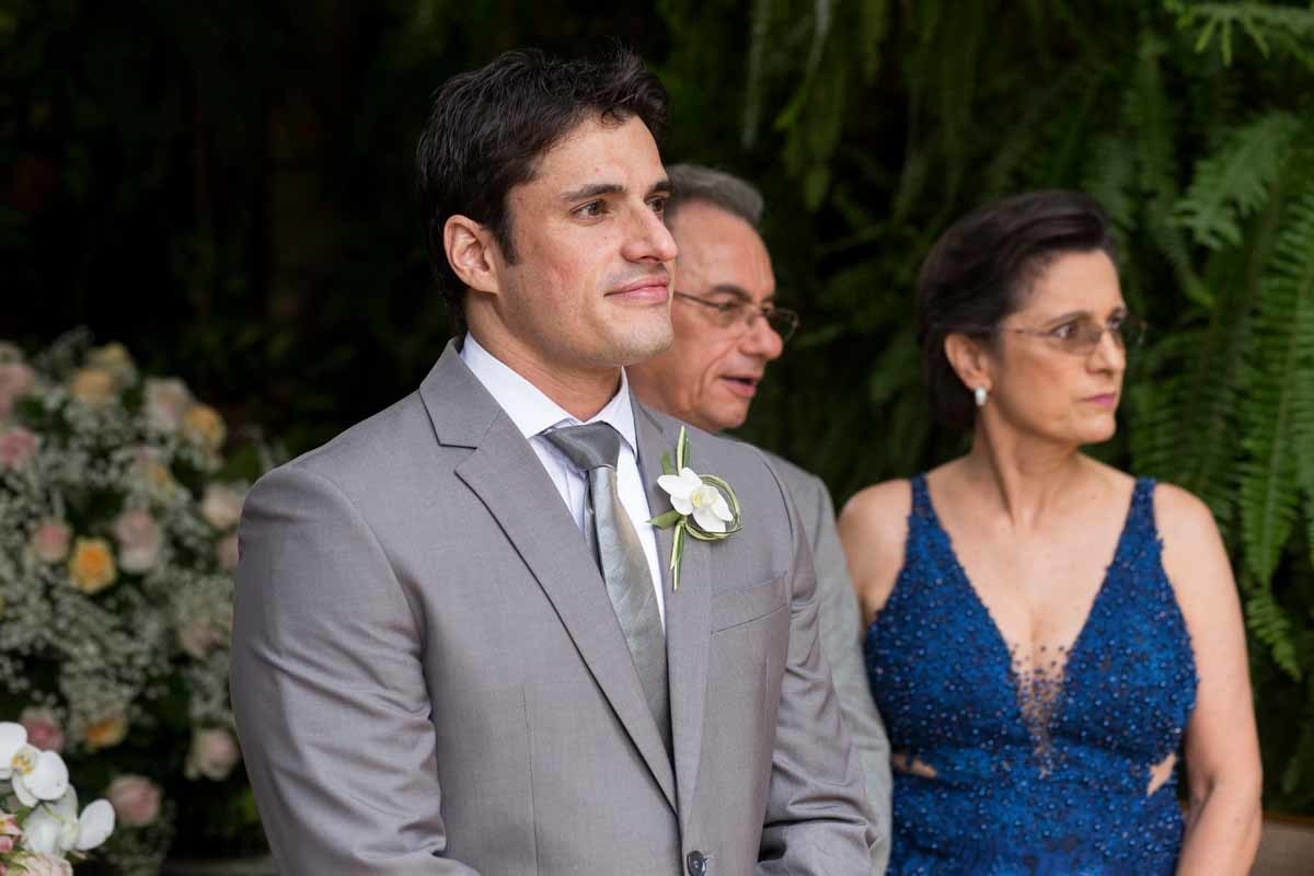 noivo olha noiva no casamento