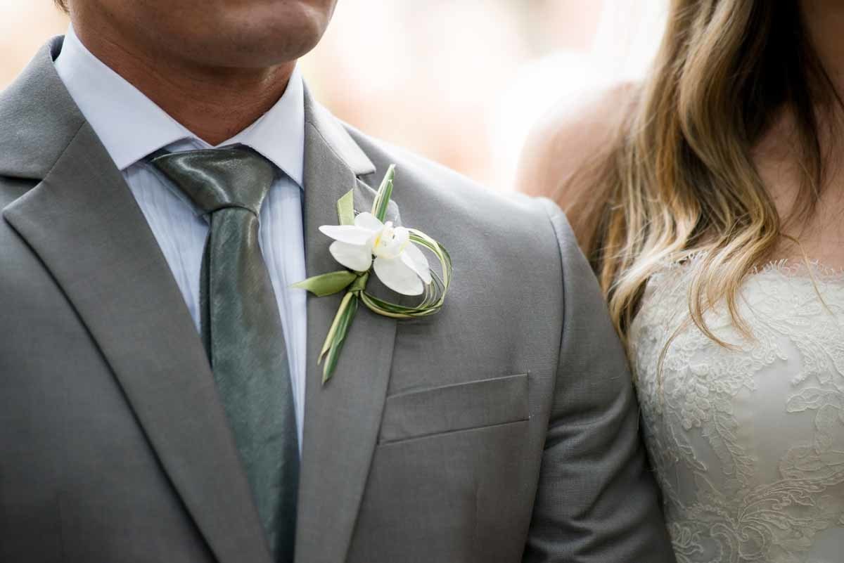 detalhe da flor na lapela do noivo Gustavo no casamento Amici Restaurante em Ribeirão Preto - SP