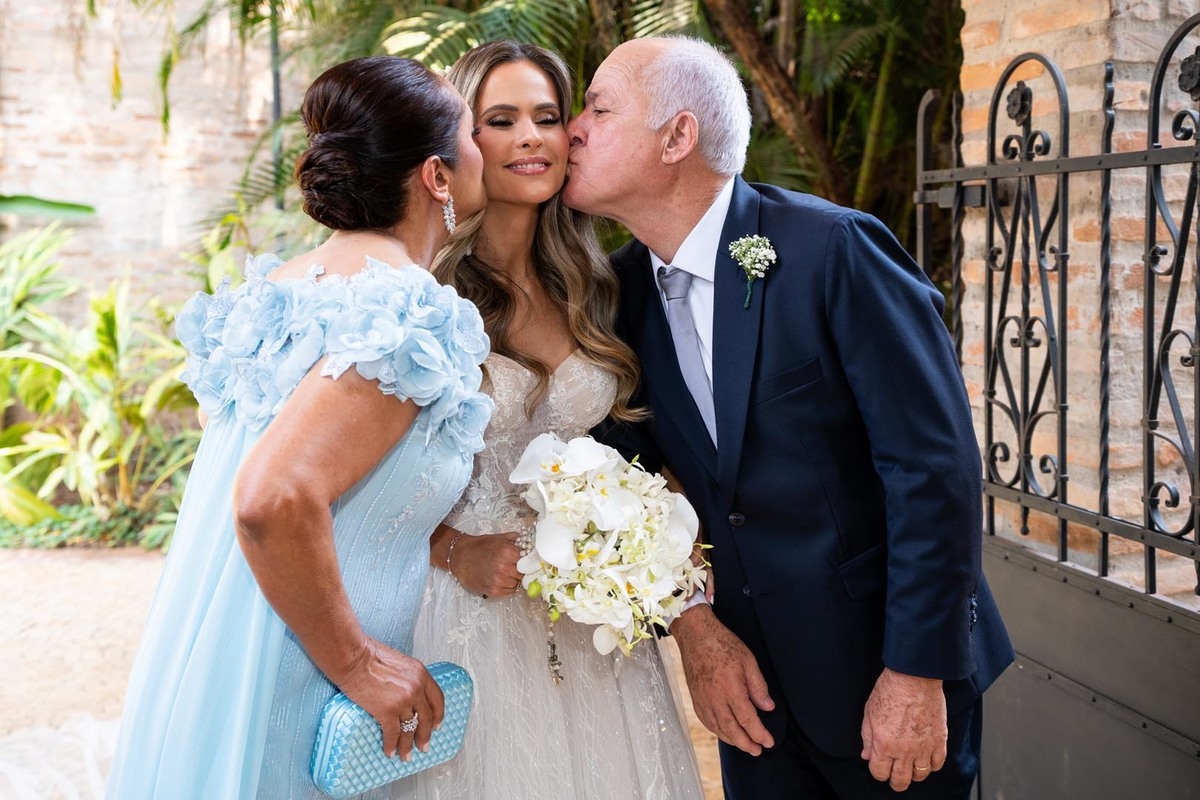 beijo dos pais na noiva antes de entrar na igreja do espaço loy