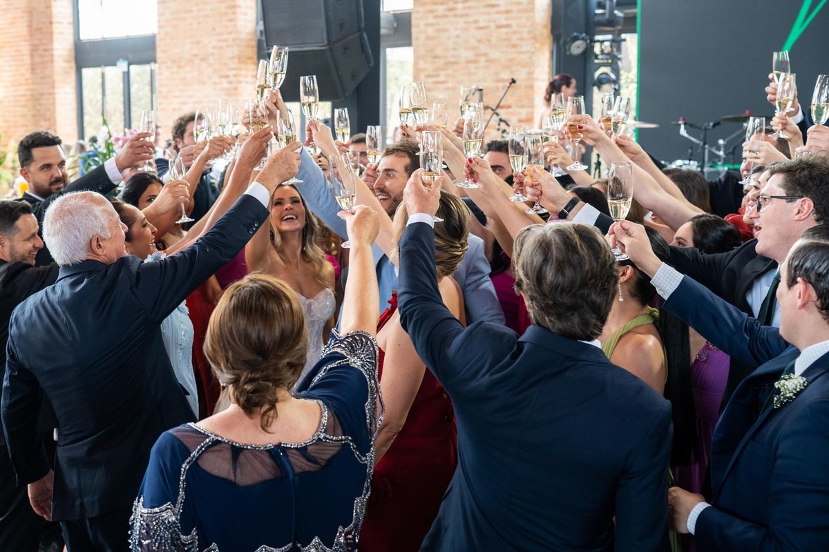 brinde dos noivos no espaço loy