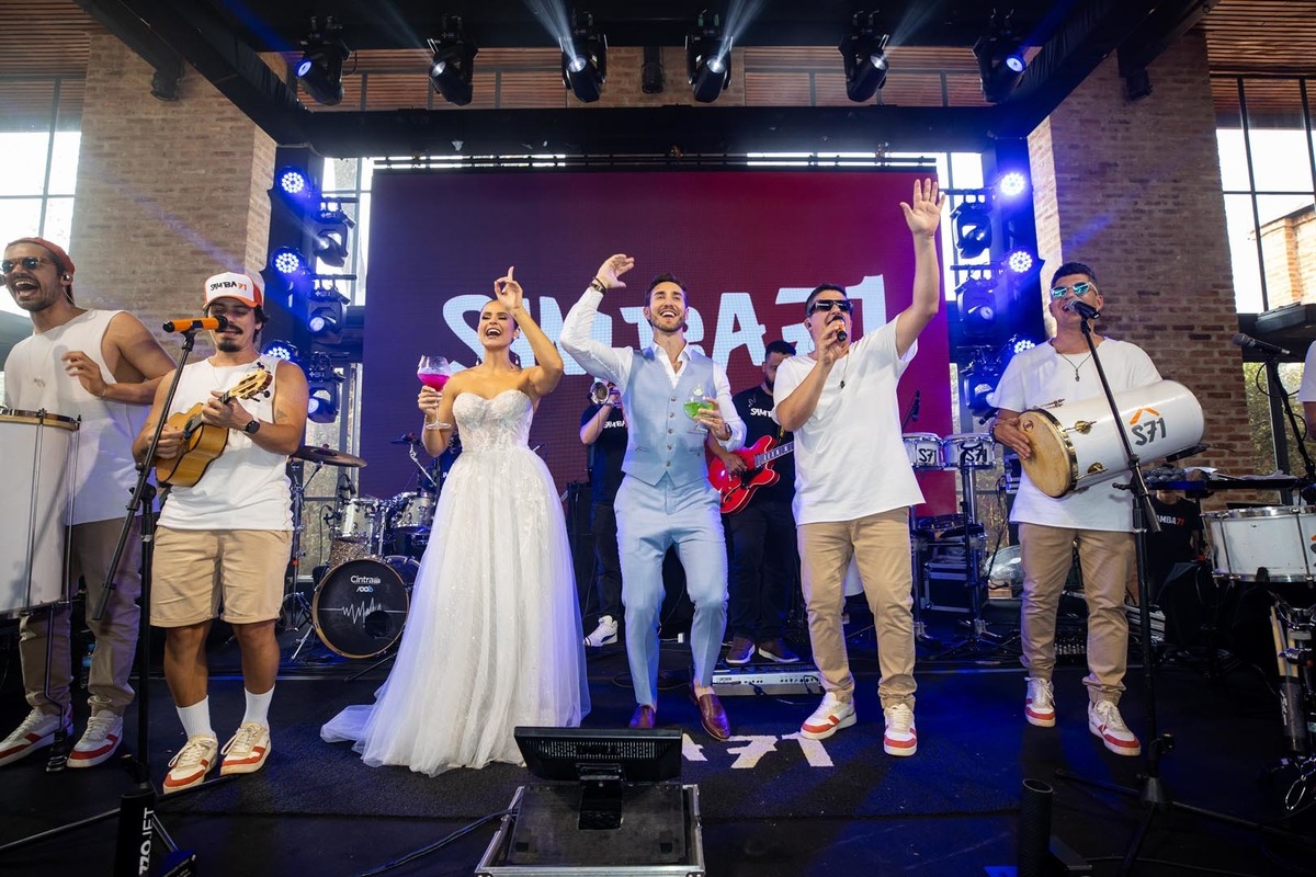 noivos dançando com a banda samba 71 no espaço loy