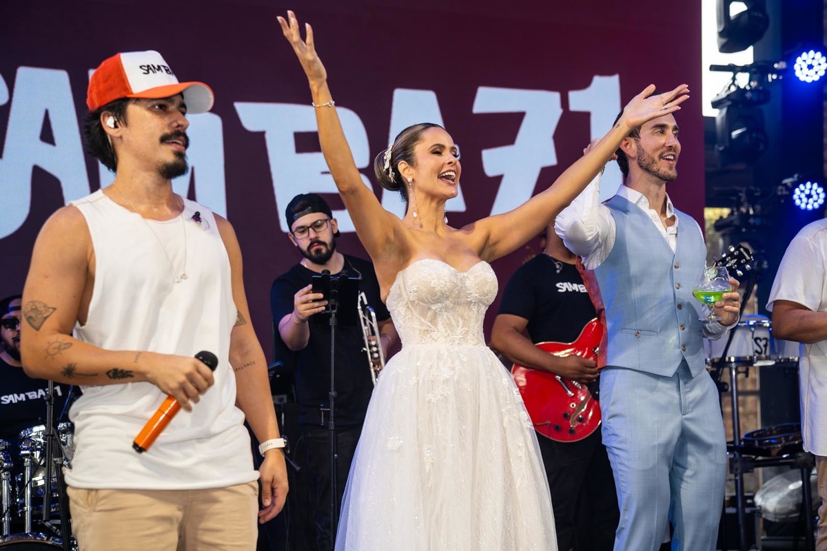 noivos dançando com a banda samba 71 no espaço loy