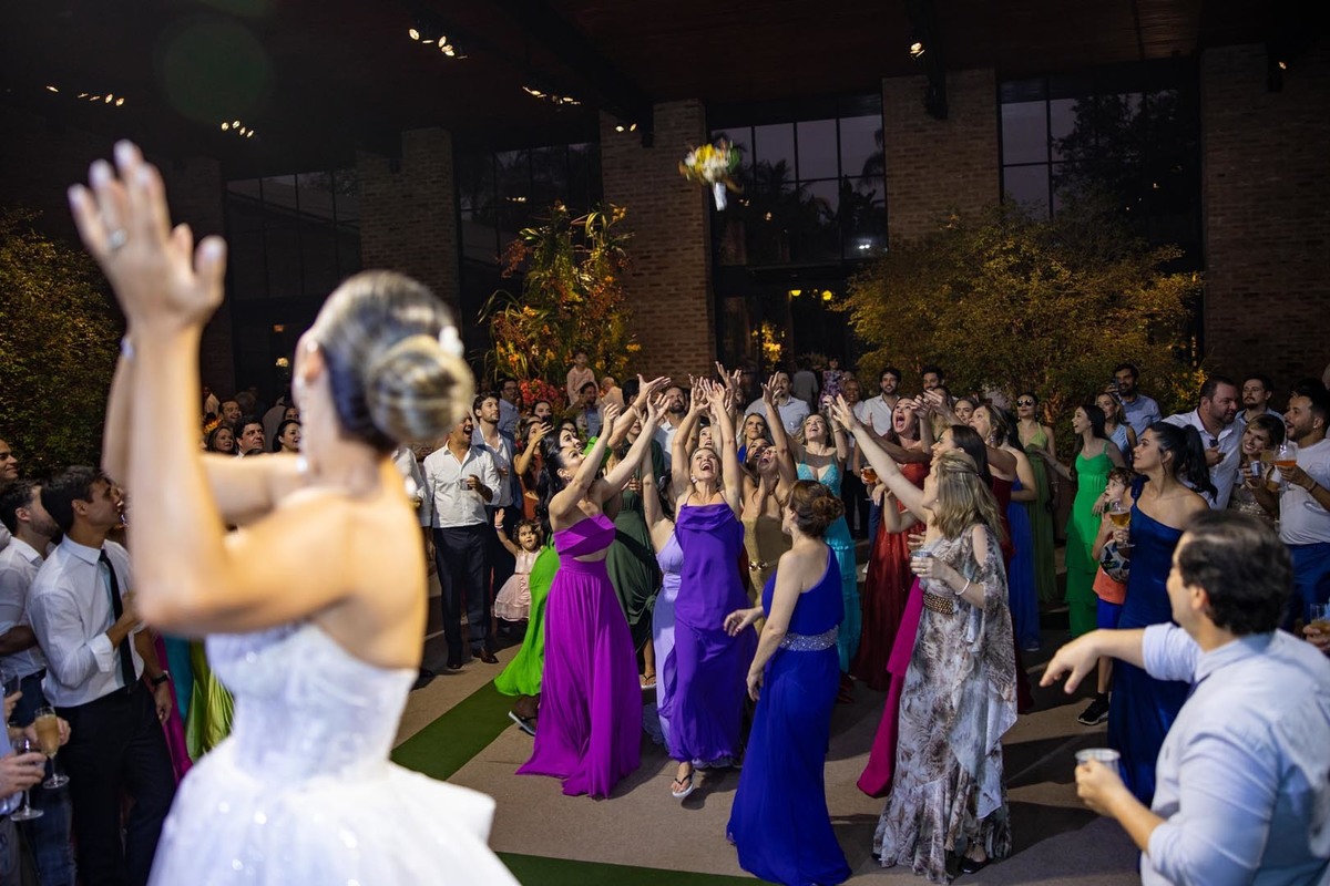 noiva jogando o buque casamento ribeirao preto