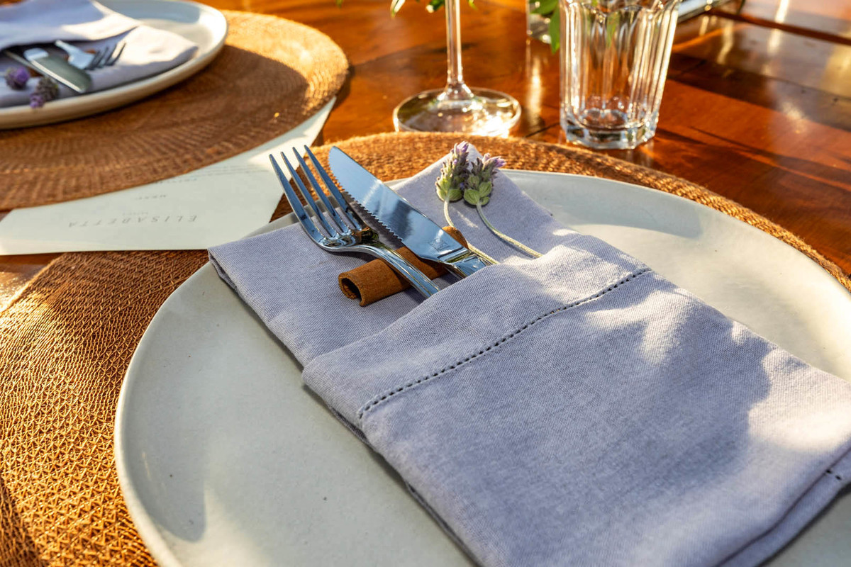 detalhes do prato casamento no campo