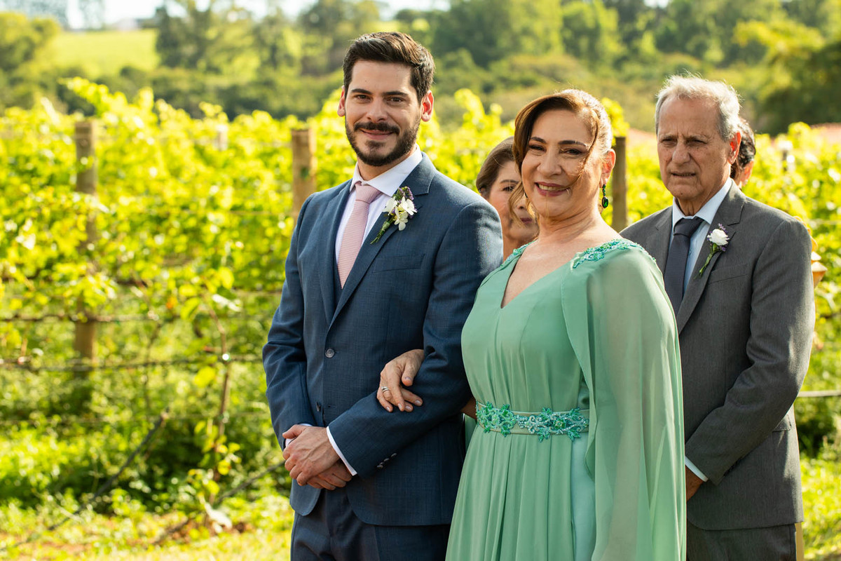 noivo e sua mae aguardando a noiva