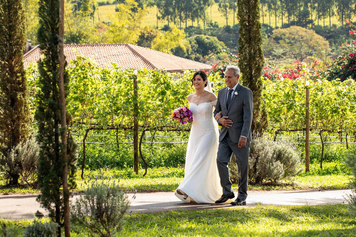 noiva caminhando com seu pai vinícola biagi