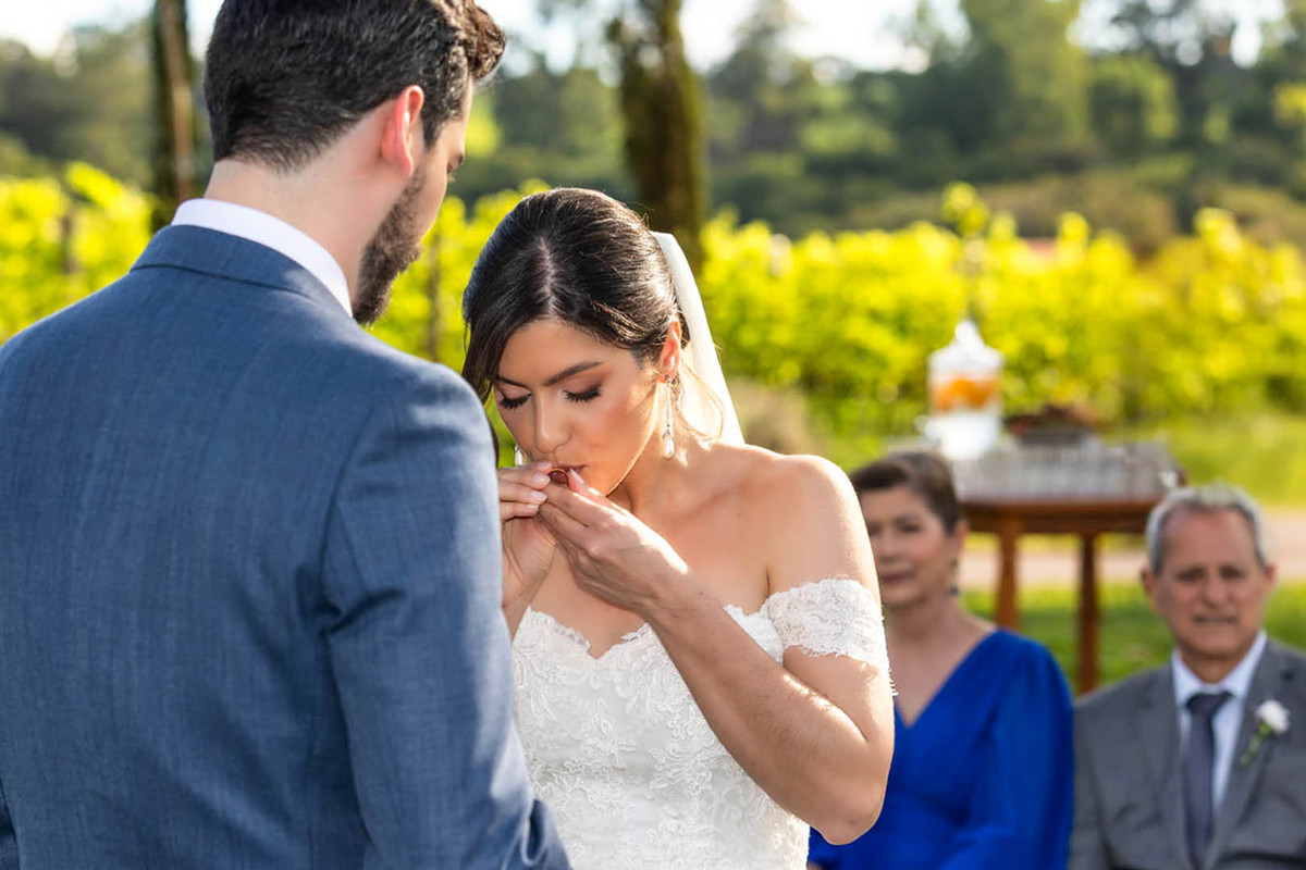 noiva beijando a aliança no casamento intimista na vinicola biagi