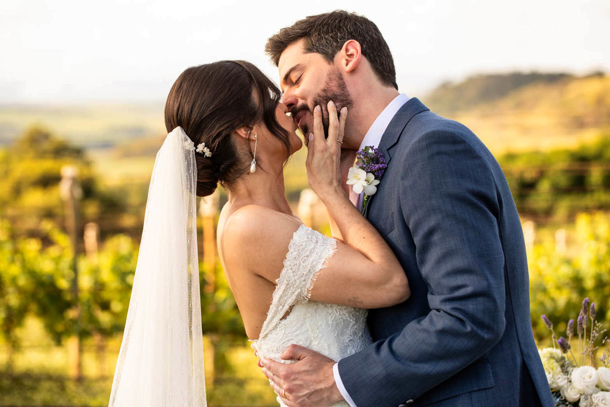beijo dos noivos casamento intimista vinicola biagi