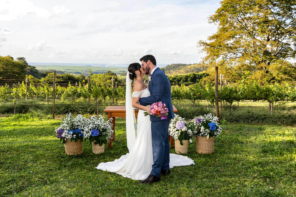 beijo dos noivos casamento final do dia na vinícola biagi