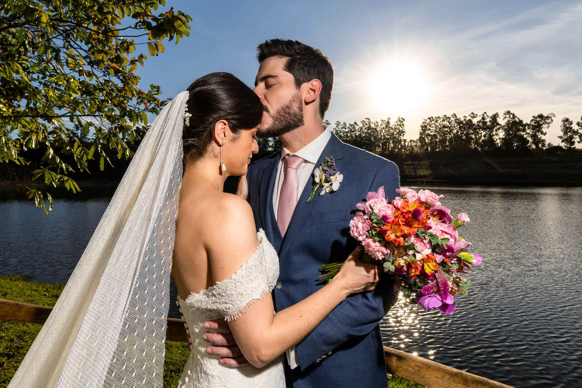 ensaio dos noivos ao lado do lago na vinícola biagi