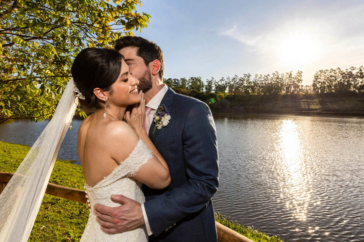 ensaio dos noivos ao lado do lago na vinícola biagi
