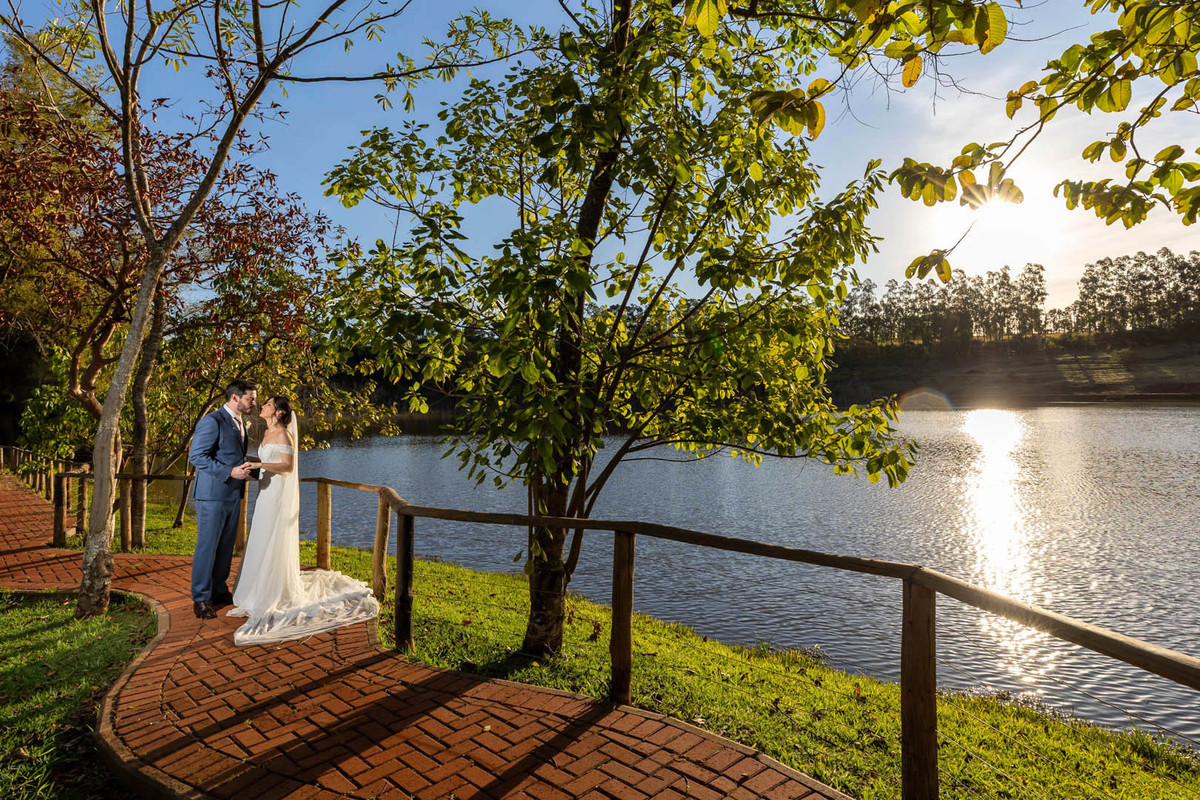 ensaio dos noivos ao lado do lago na vinícola biagi