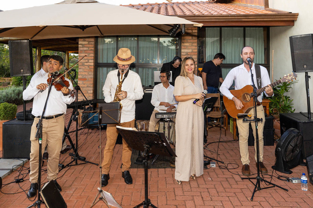 cia de eventos oficial cantando no casamento da Rafaela e Yuri
