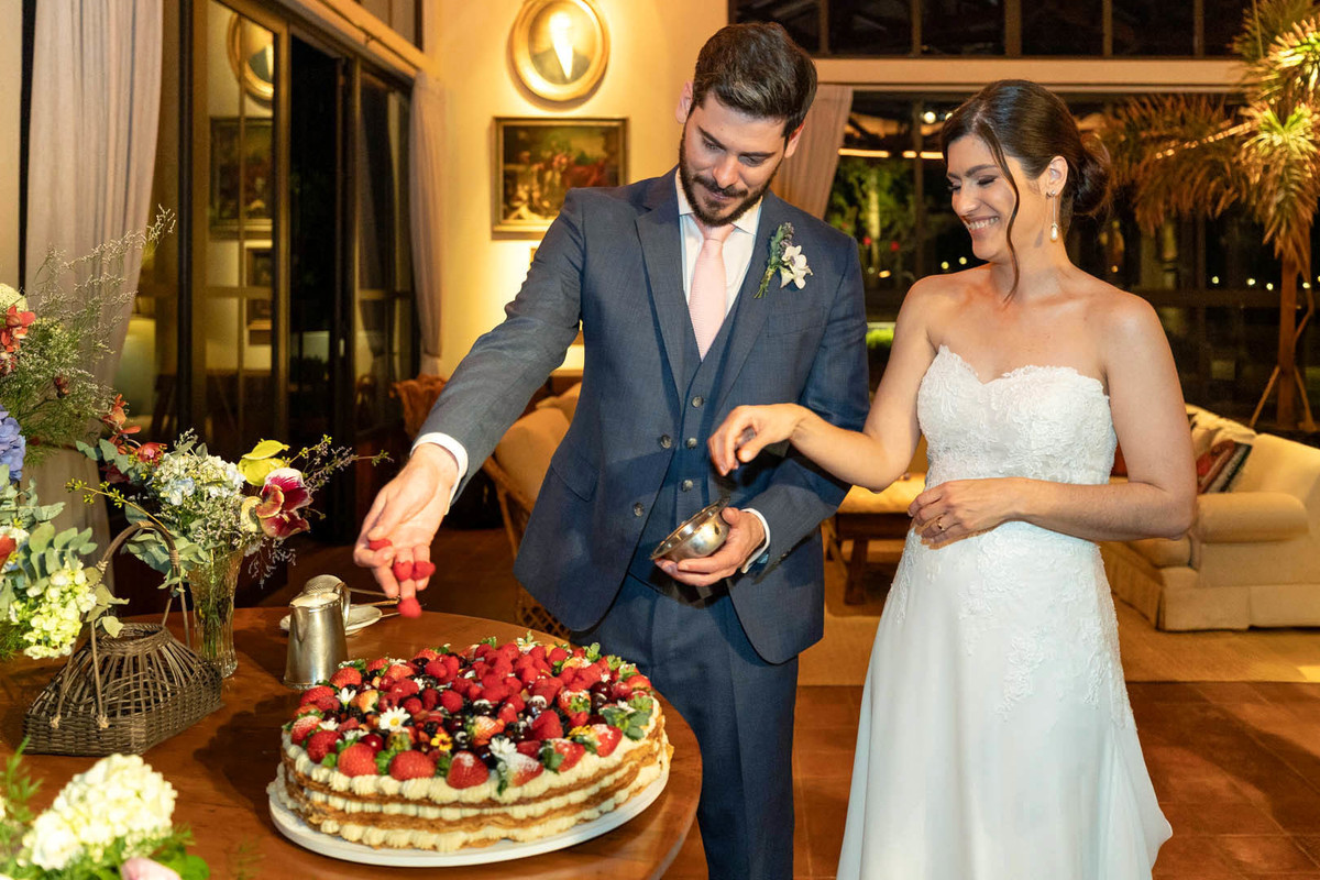 decorando o bolo casamento vinicola biagi