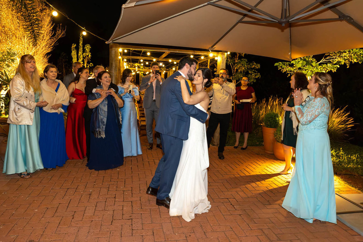 noivos dançando vinícola biagi