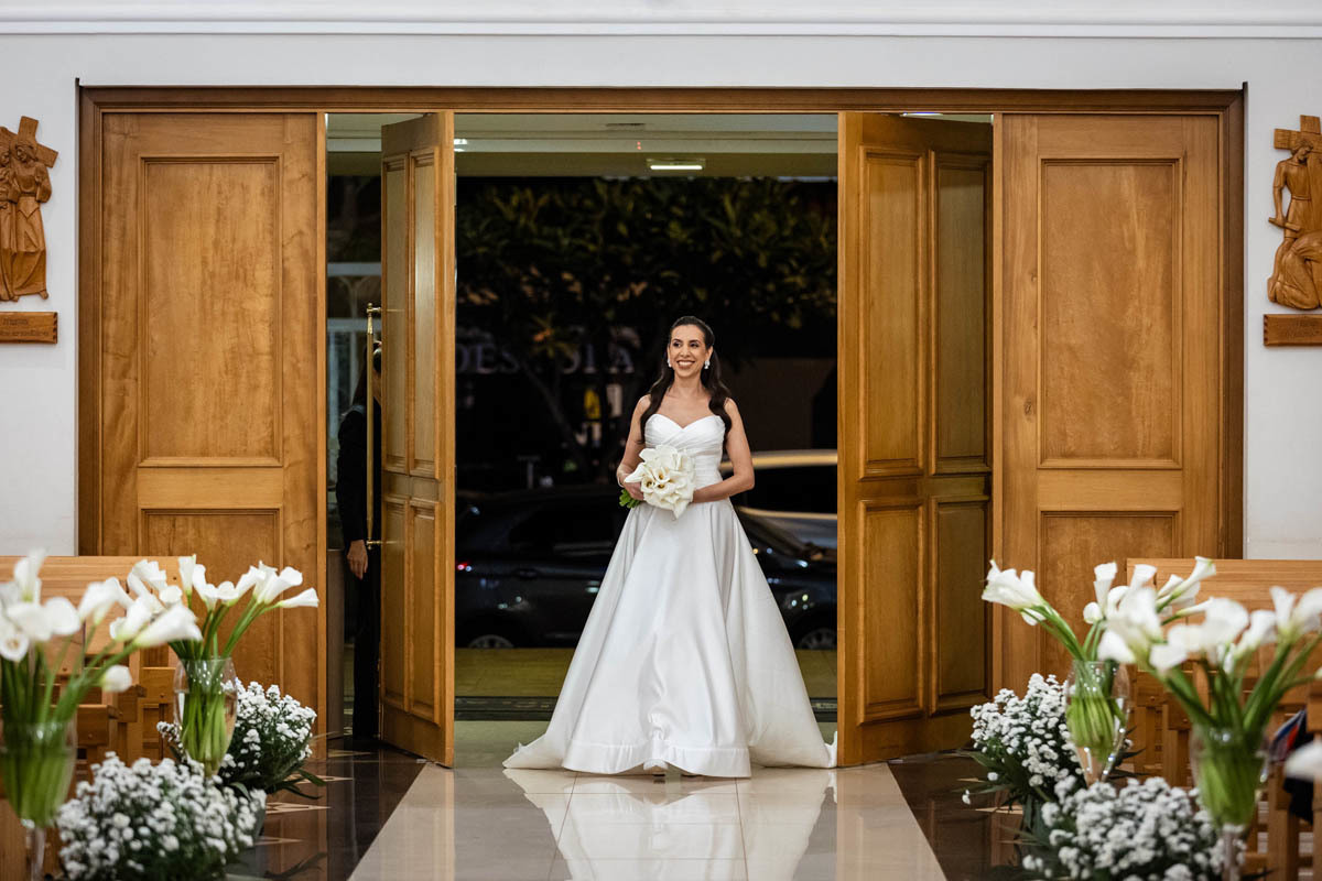 Noiva entrando em seu casamento igreja Santa Angela