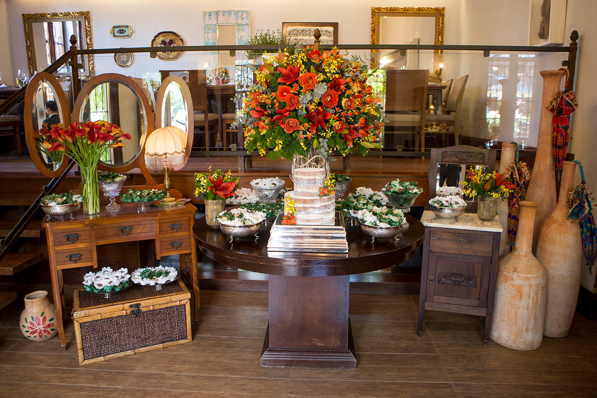 Mesa do bolo de casamento no restaurante Amici, interior de São Paulo, Ribeirão Preto 