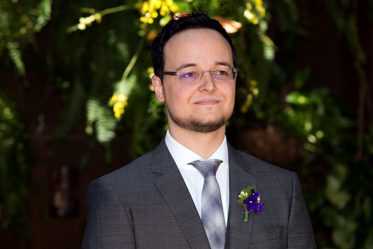 Noivo vendo a noiva entrar na cerimônia de casamento no restaurante Amici em Ribeirão Preto - SP