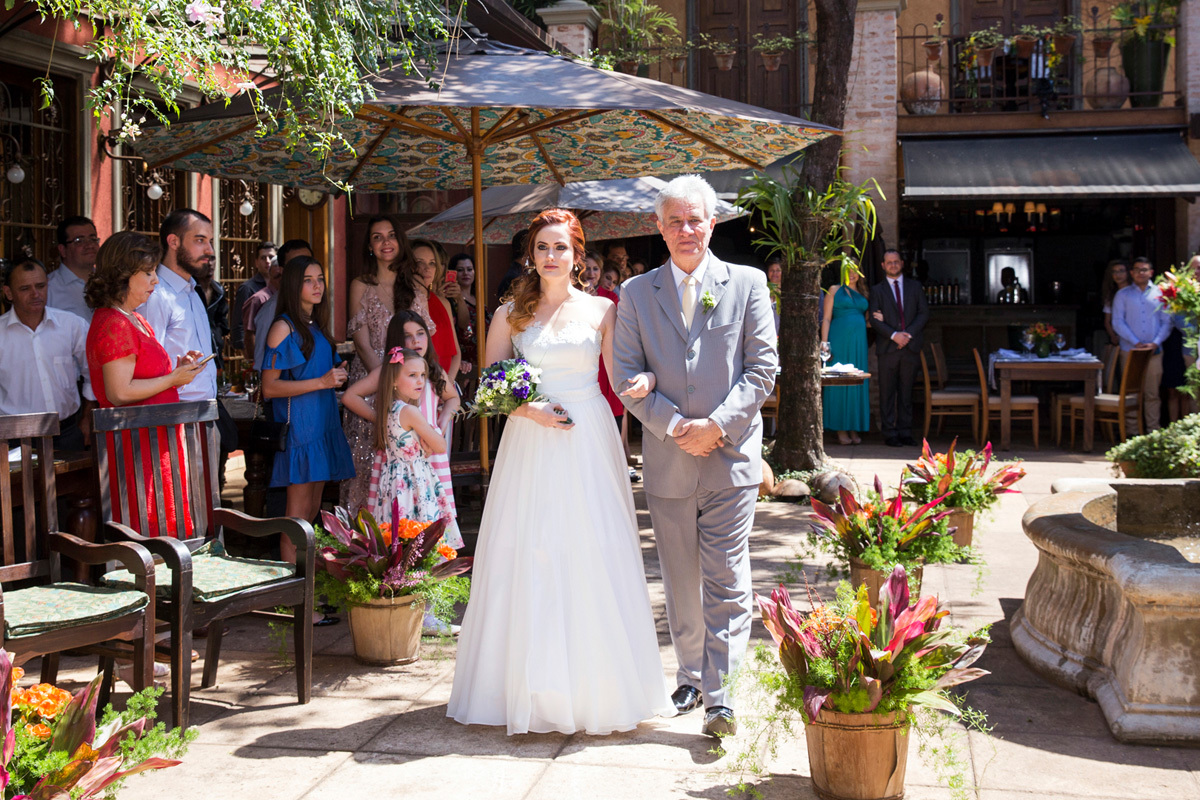 Noiva com seu pai no altar, Casamento de Aline e Manoel
