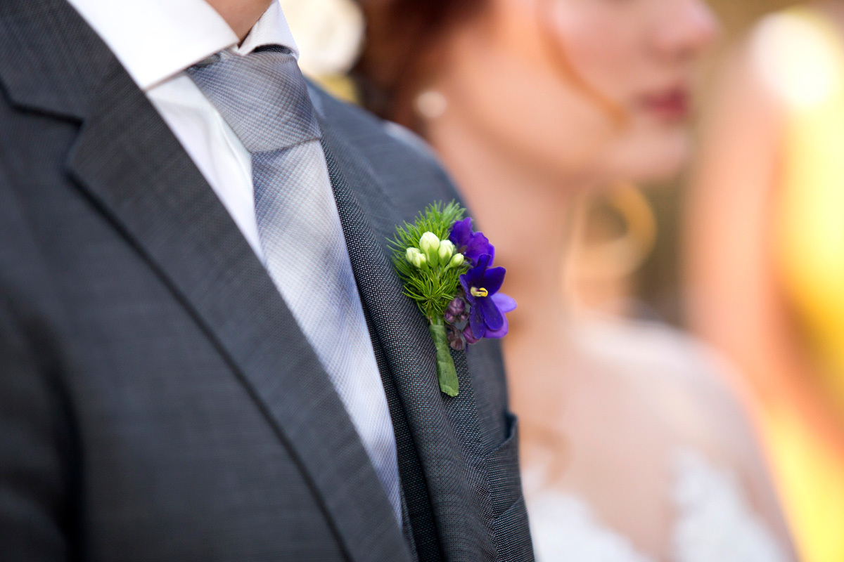 lindo detalhe da flor no terno do noivo no casamento de dia no restaurante Amici em Ribeirão Preto - SP