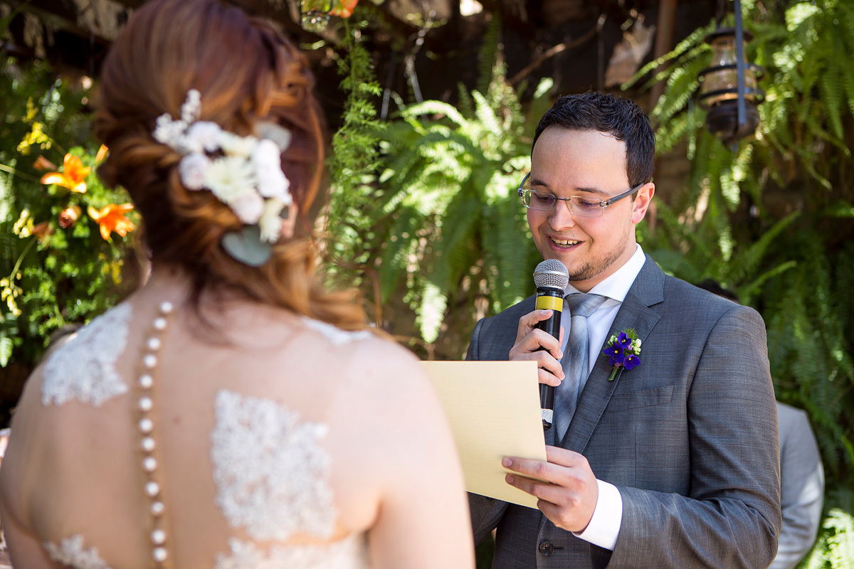Noivo lendo os votos para a noiva.