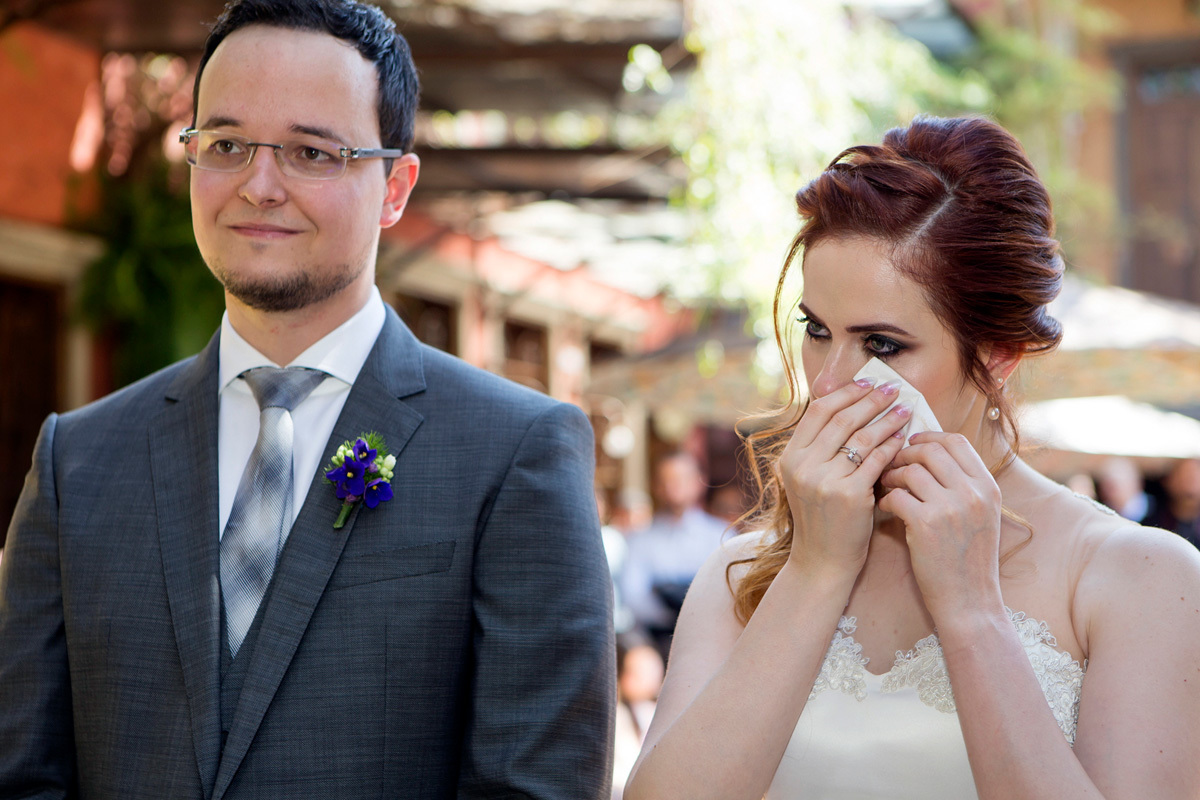 noiva chorando de felicidade no casamento de dia no Restaurante Amici em Ribeirão Preto - SP