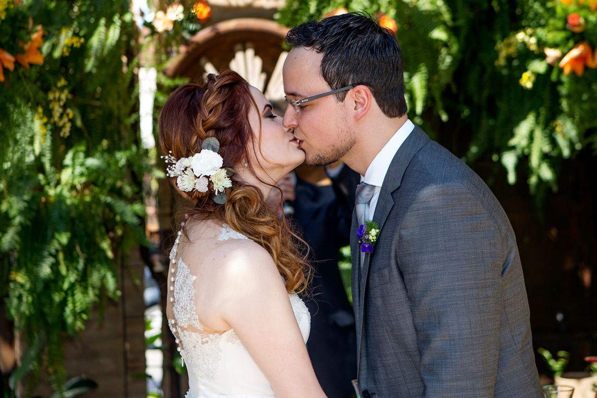 Beijo dos noivos apaixonados no casamento da Aline e Manoel.