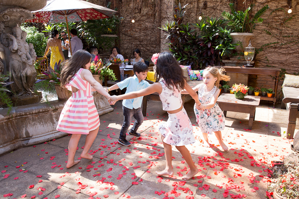 crianças brincando na cerimonia de Casamento.