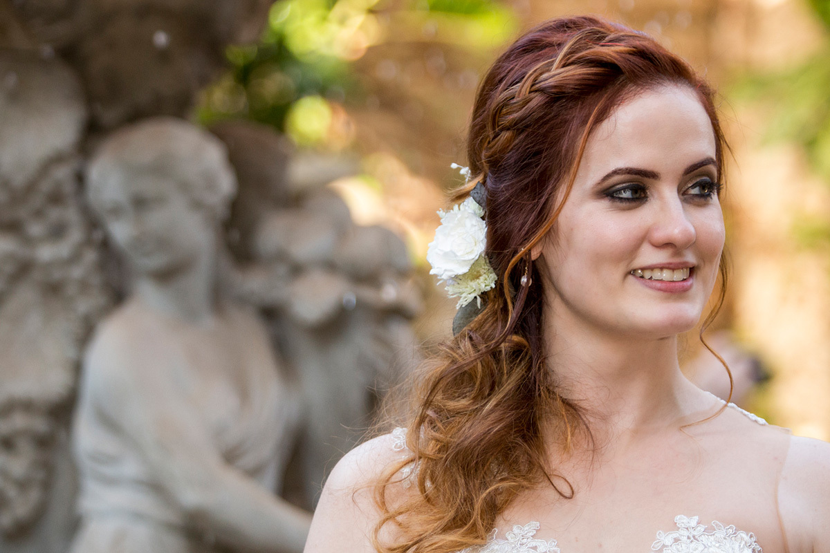 lindo retrato da noiva Aline em seu casamento.