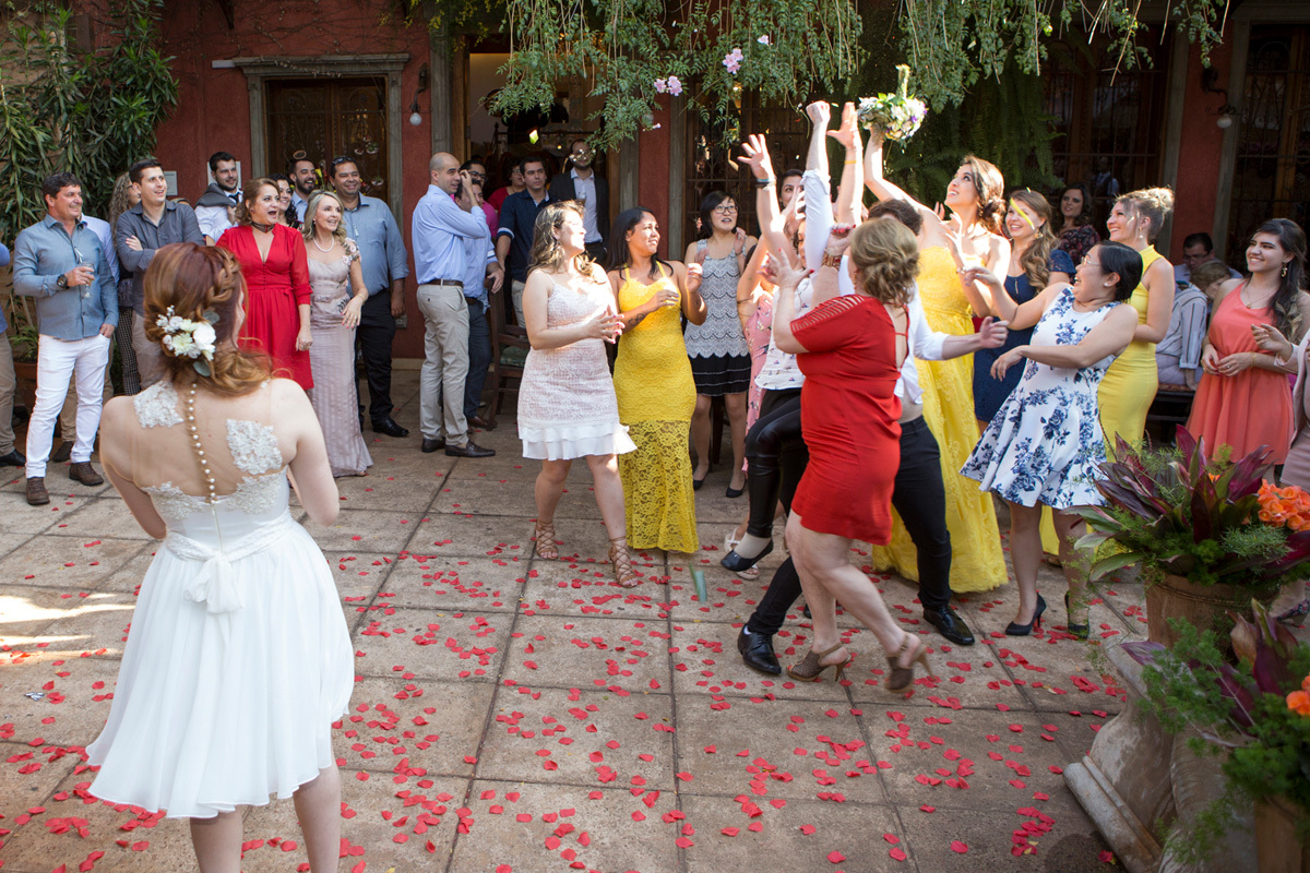 disputa do buque da noivas na festa de casamento de dia no Restaurante Amici em Ribeirão Preto - SP