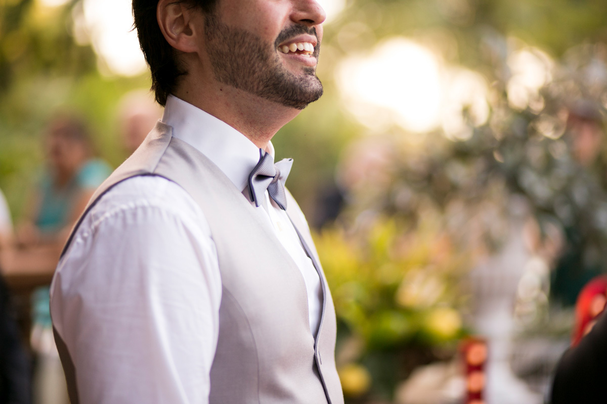 detalhes do noivo com gravata borboleta antes da cerimonia de casamento